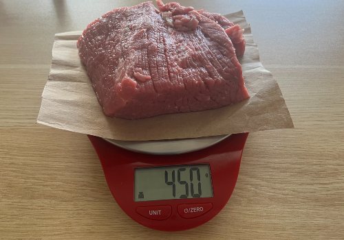 https://beefjerkyhub.com/wp-content/uploads/weighing-bottom-round-beef-in-grams.jpg